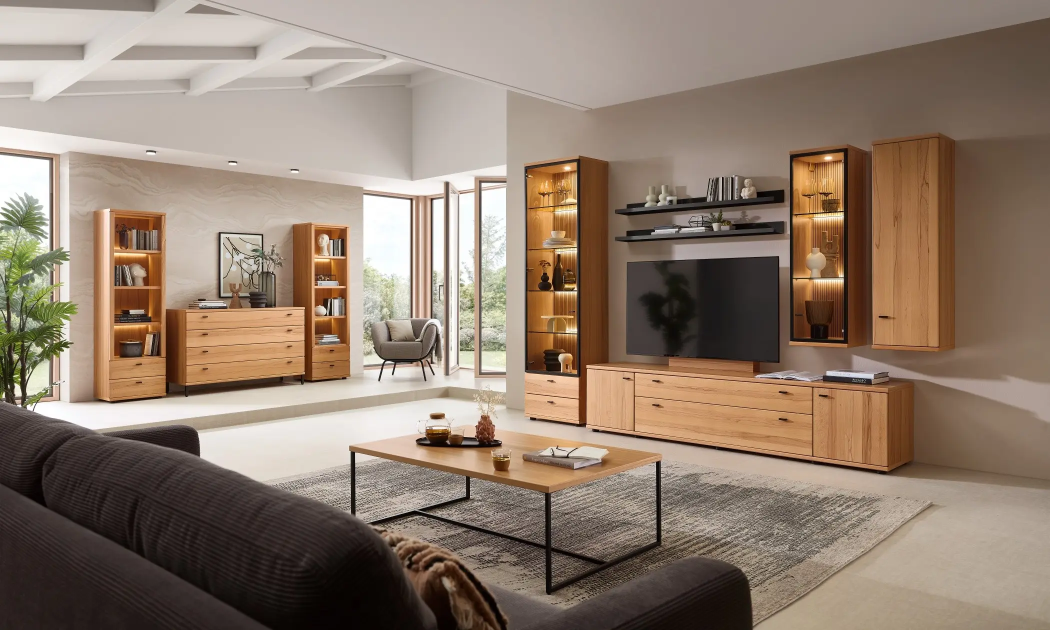 Teilmassives Wohnmöbel in Kernbuche mit planbaren Vitrinen und Sideboard und Hängeschränken